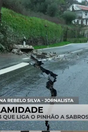 Derrocada corta estrada no Tabuaço